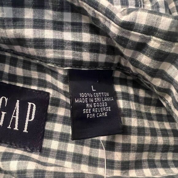 NWT! Gap checkered butting down shirt. Size small - Picture 4 of 8